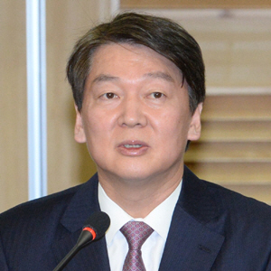 안철수 국민의당 대표가 2일 오전 국회 의원회관에서 열린 중앙당 시무식에서 인사말을 하고 있다. 김호웅 기자 diverkim@