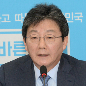 유승민 바른정당 대표가 2일 국회에서 열린 최고위원·국회의원 연석회의에서 모두발언을 하고 있다.  김호웅 기자