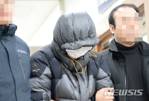 【전주=뉴시스】1일 전북 전주덕진경찰서에서 고준희양의 시신을 유기한 혐의를 받고 있는 친부 고모(36)씨가 조사를 받은 뒤 유치장으로 이동하고 있다. 2018.1.1