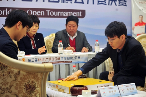 몽백합배 우승 박정환 9단(오른쪽)[한국기원 제공=연합뉴스]