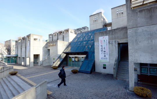 3일 오전 한 시민이 서울 은평구 불광동 구립도서관으로 들어가고 있다. 북한산 산비탈에 위치한 이 도서관은 주변 자연경관과 잘 어울린 현대적 건축미를 자랑하고 있다.