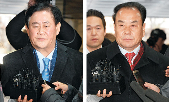 국가정보원으로부터 특수활동비 1억 원을 받은 혐의를 받고 있는 최경환(왼쪽 사진) 자유한국당 의원과 지역 정치인·사업가들로부터 10억 원대 불법정치자금과 뇌물을 수수한 혐의를 받는 같은 당 이우현 의원이 3일 오전 서초동 서울중앙지법에서 열리는 구속영장심사를 받기 위해 들어서고 있다.