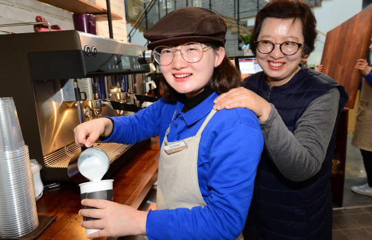 <“나도 출근합니다” 모두가 행복한 일터>편견 깨고 카페로 나온 장애인들… “향긋한 꿈을 내립니다”