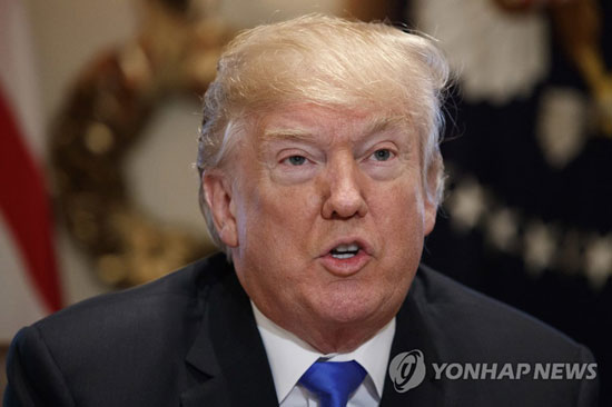 (워싱턴 AP=연합뉴스) 도널드 트럼프 미국 대통령이 지난달 20일(현지시간) 백악관에서 각료회의를 주재하고 있다. 트럼프 대통령은 2일 트위터 글을 통해 “(대북) 제재와 ‘다른’ 압박들이 북한에 큰 영향을 미치기 시작했다”면서 “로켓맨이 지금 한국과의 대화를 처음으로 원한다”고 말했다. 그는 “아마 이것이 좋은 소식인지, 그렇지 않은지 우리는 두고 볼 것”이라고 밝혔다. 이는 김정은 북한 노동당 위원장이 신년사를 통해 평창동계올림픽 대표단 파견 용의를 밝히면서 남북 간 접촉을 제의한 점을 염두에 둔 것으로 보인다.