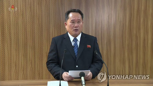 (서울=연합뉴스) 북한의 리선권 조국평화통일위원회 위원장은 3일 김정은 노동당 위원장의 위임에 따라 3일 오후 3시 30분(평양시 오후 3시)부터 판문점 연락 채널을 다시 개통하겠다고 밝혔다고 조선중앙TV가 보도했다. 사진은 북한 측 입장을 발표하는 리선권 조평통 위원장의 모습. 2018.1.3