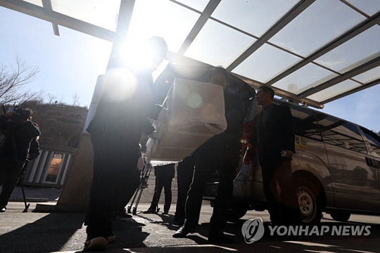 (광주=연합뉴스) 엄마가 낸 화재로 세상을 떠난 4살·2살·15개월(사망 당시) 세 남매 화장이 진행된 3일 광주 북구 효령동 영락공원묘지 승화원에서 공원묘지 직원들이 관을 운구하고 있다.
