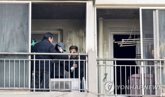 (광주=연합뉴스) 3일 오후 광주 북구 두암동 한 아파트에서 열린 현장검증에서 화재를 일으켜 세 남매를 숨지게한 혐의로 구속된 20대 엄마 정모씨가 당시 상황을 재연하고 있다.