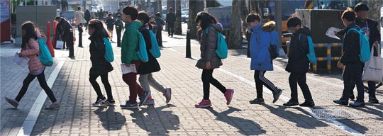 사교육 근절을 위한 정부 정책이 해마다 쏟아지고 있지만 사교육 열풍이 좀처럼 식지 않고 있다. 서울 강남구 학원가에서 방과 후 학생들이 책가방을 메고 학원으로 발걸음을 재촉하고 있다.