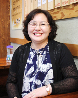 박경란 씨가 4일 서울 영등포구 양평동에 있는 자신의 음식점에서 불우 아동 후원에 대해 이야기하며 환하게 웃고 있다. 초록우산어린이재단 제공