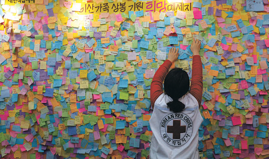 정부가 오는 9일 판문점 평화의 집에서 고위급 남북 당국 간 회담 개최를 북측에 제의한 가운데 4일 오전 서울 중구 대한적십자사 남북교류팀 직원이 이산가족상봉 기원 희망 메시지를 정리하고 있다.