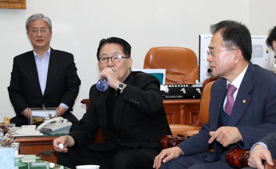 박지원(가운데) 의원을 비롯한 국민의당 반통합파 인사들이 3일 국회 교육문화체육관광위원장실에서 향후 진로를 논의하고 있다. 왼쪽부터 유성엽·박지원·윤영일 의원.