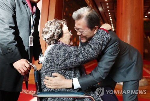 (서울=연합뉴스) 문재인 대통령이 4일 오후 청와대 본관에서 일본군 위안부 피해 할머니 초청 오찬에 참석하는 박옥선 할머니와 포옹하고 있다. 2018.1.4 [청와대 제공=연합뉴스]