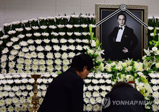 (서울 사진공동취재단=연합뉴스) 저산소 허혈성 뇌손상으로 숨진 故 신해철의 빈소가 28일 오전 서울 송파구 풍납동 아산병원 장례식장에 마련돼 있다. 발인은 31일 장지는 미정 2014.10.28