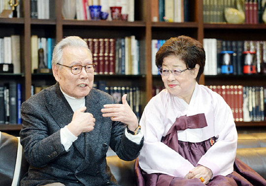 이어령(왼쪽) 이사장이 가족 공동체 부활에 대해 역설하는 모습을 강인숙 교수가 미소를 지으며 지켜보고 있다. 영인문학관 위층 서재에서. 김선규 기자 ufokim@