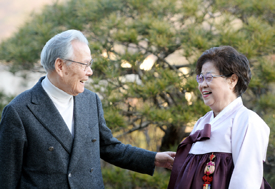 결혼 60주년을 맞은 이어령(왼쪽)-강인숙 부부가 지난해 12월 27일 서울 종로구 평창동 영인문학관 뜰에서 “2018년 새해를 맞는 분들에게 밝은 느낌을 주고 희망의 메시지를 전하고 싶다”며 환하게 웃음 짓고 있다.  김선규 기자 ufokim@