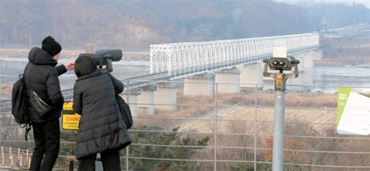 북한이 우리 정부가 제의한 9일 고위급 회담을 수락한 5일 오전 경기 파주시 임진각 전망대를 찾은 관광객들이 망원경을 통해 북한 지역을 살펴보고 있다.