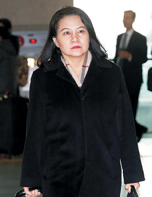한·미 자유무역협정(FTA) 개정 실무협상 한국 측 수석대표인 유명희 산업통상자원부 통상정책국장이 미국 워싱턴DC에서 열리는 제1차 한·미 FTA 개정협상에 참석하기 위해 4일 인천국제공항을 통해 출국하고 있다.  연합뉴스