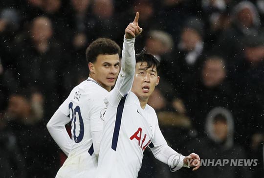(런던 AP=연합뉴스) 잉글랜드 프로축구 토트넘의 손흥민(26)이 러시아 월드컵의 해인 2018년 첫 골을 신고하며 팀의 4경기 무패 행진을 이끌었다. 사진은 4일(현지시간) 영국 런던의 웸블리 스타디움에서 열린 웨스트햄과의 2017-2018 프리미어리그 22라운드 홈경기에서 후반 39분 1-1 동점 골을 터뜨린 손흥민이 손가락을 가리키며 골 세리머니를 하는 모습.