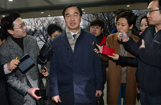 조명균 통일부 장관이 남북 고위급 회담을 하루 앞둔 8일 오전 종로구 정부서울청사로 출근하는 과정에서 취재진의 질문에 답변하고 있다.