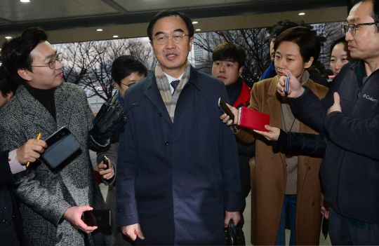 조명균 통일부 장관이 남북 고위급 회담을 하루 앞둔 8일 오전 종로구 정부서울청사로 출근하는 과정에서 취재진의 질문에 답변하고 있다.