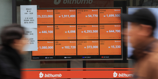 7일 오후 서울 시내 한 가상화폐 거래소 앞에 설치된 전광판에 가상화폐 시세가 표시돼 있다. 금융정보분석원(FIU)과 금융감독원은 8~11일 6개 은행의 가상화폐 거래소 계좌에 대해 특별검사를 진행한다.