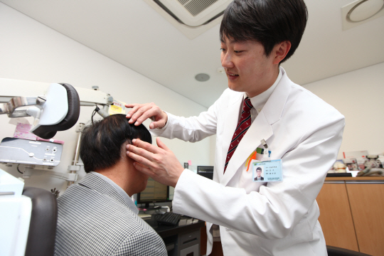 최근 난청 환자가 증가하고 있는 가운데 황규린 순천향대 서울병원 난청클리닉 교수가 환자의 귀 상태를 점검하고 있다. 난청은 환자의 청력을 면밀히 진단해 상황에 맞춰 보청기나 인공와우 이식 등을 고려해야 한다.  순천향대 서울병원 제공