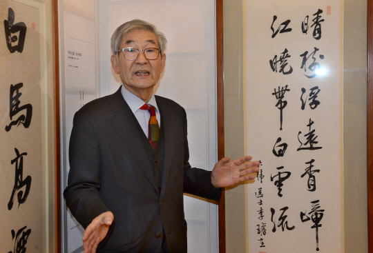 김종규 문화유산국민신탁 이사장이 이준 열사의 유묵 앞에서 소장유물특별전의 의의에 대해 설명하고 있다.