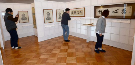 덕수궁 중명전에서 열리고 있는 문화유산국민신탁 소장유물특별전. 우암 손병희(왼쪽부터)와 윤봉길 의사, 도산 안창호 선생의 초상이 보이고, 오른편의 ‘광복조국(光復祖國)’과 ‘존심양성(存心養性)’ 등 글자는 백범 김구 선생의 유묵이다. 신창섭 기자 bluesky@