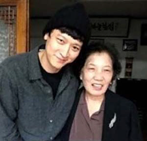 배우 강동원(왼쪽)이 고 이한열 열사의 어머니 배은심 씨를 찾아가 이야기를 나눈 사실이 뒤늦게 알려졌다. SBS ‘본격 연예 한밤’의 한 장면.