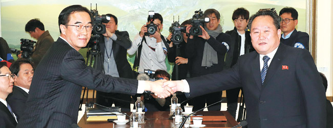 조명균(왼쪽) 통일부 장관과 리선권 조국평화통일위원회 위원장이 9일 오전 판문점 남측 평화의 집에서 열린 남북 고위급 회담 전체 회의에 앞서 악수를 나누고 있다.  사진공동취재단