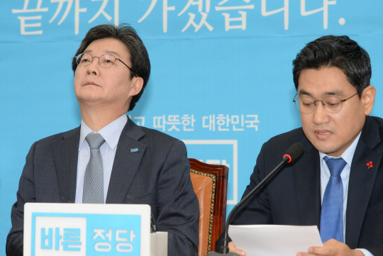 유승민(왼쪽) 바른정당 대표가 9일 오전 국회에서 열린 최고위원·국회의원 연석회의에서 생각에 잠겨있다.