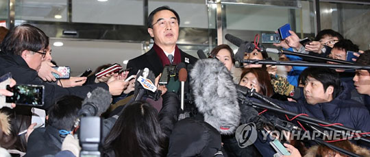 (서울=연합뉴스) 남북 고위급 회담이 열리는 9일 오전 서울 종로구 통일부 남북회담본부에서 조명균 통일부 장관이 회담이 열리는 판문점 평화의 집으로 출발하기 전 취재진 질문에 답하고 있다.