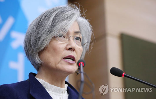 (서울=연합뉴스) 강경화 외교부 장관이 9일 오후 서울 종로구 외교부 청사에서 한일 위안부 합의 처리 방향에 대한 정부 입장을 발표하고 있다.