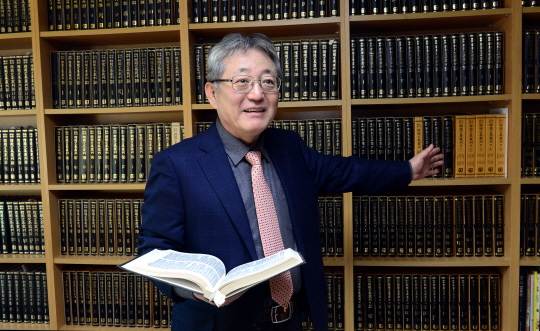 이종범 한국학 호남진흥원 원장이 자신의 서재에서 기간행된 국학 관련 책들을 보여주며 기록문화 보존·연구의 중요성을 강조하고 있다.