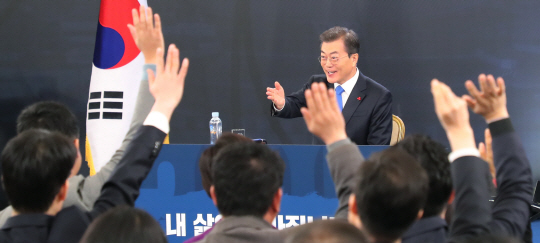 문재인 대통령이 10일 오전 청와대 영빈관에서 열린 신년 기자회견에서 손을 든 기자들 중 질문을 할 기자를 지명하고 있다.