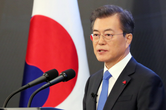 문재인 대통령이 10일 오전 청와대 영빈관에서 열린 신년 기자회견에서 새해 국정운영 구상이 담긴 신년사를 발표하고 있다.  연합뉴스