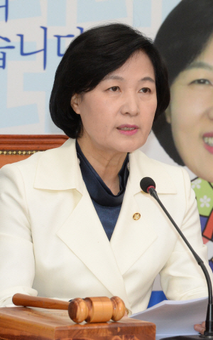 추미애 더불어민주당 대표가 10일 오전 국회에서 열린 최고위원회의에 참석해 모두발언을 하고 있다.