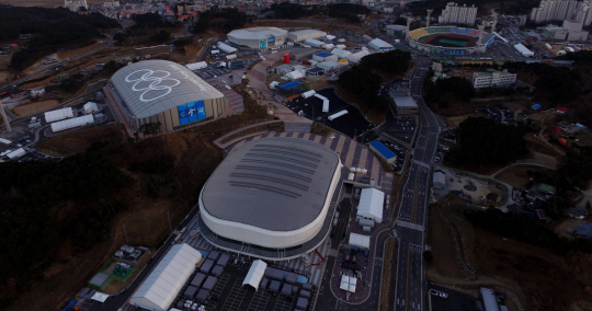 강릉시 강릉올림픽파크(강릉코스탈클러스터) 내 경기장 전경. 앞쪽부터 시계방향으로 강릉아이스아레나(피겨·쇼트트랙), 강릉스피드스케이팅경기장, 강릉하키센터.
