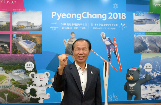 최문순 강원지사가 9일 강원도청 평창동계올림픽대회 홍보 사진 앞에서 올림픽의 성공 개최를 다짐하며 파이팅을 외치고 있다. 최 지사는 “북한의 참가로 평창올림픽이 올림픽 정신을 살리는 평화올림픽이 됐다”고 말했다.