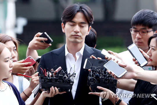 (서울=연합뉴스) 배우 이진욱이 2016년 7월 17일 성폭행 피의자 신분으로 조사를 받기 위해 서울 수서경찰서로 들어서고 있다. 2016.7.17