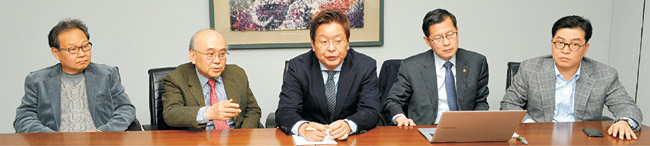 10일 문화일보 편집국에서 진행된 남북 관계 관련 긴급 좌담에서 진창수(가운데) 소장을 포함한 세종연구소 한반도 문제 전문가들이 남북 정상회담과 북·미 대화 가능성 등을 분석하고 있다. 왼쪽부터 양운철 부소장, 백학순 수석연구위원, 진 소장, 정성장 통일전략연구실장, 우정엽 연구위원.