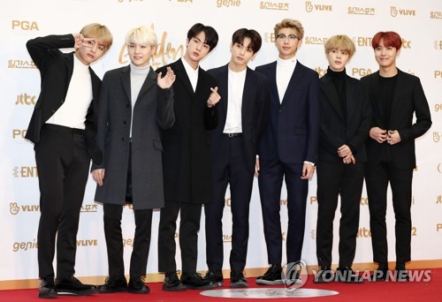 (고양=연합뉴스) 그룹 방탄소년단이 10일 오후 경기 고양시 킨텍스에서 열린 제32회 골든디스크 디지털 음원 부문 시상식에서 포즈를 취하고 있다. 2018.1.10