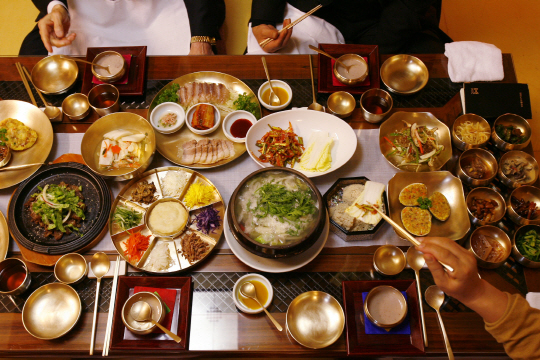 한국인 밥상의 대표로 꼽히는 한 상 차림. 한국인의 식습관은 식민지 경험, 한국 전쟁, 피란, 급속한 도시화, 모든 행위 기준이 된 효율성 등 근현대의 역사와 풍경이 얽히고 얽혀 오늘에 이르렀다. 자료사진
