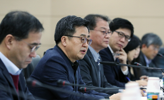 김동연(왼쪽 두 번째) 부총리 겸 기획재정부 장관이 12일 오전 정부세종청사 기획재정부에서 열린 혁신성장 지원단 점검회의에서 발언하고 있다.  연합뉴스