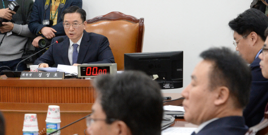 정성호(왼쪽) 국회 사법개혁특별위원회 위원장이 12일 오전 국회에서 열린 사개특위 첫 전체회의를 주재하며 발언하고 있다.