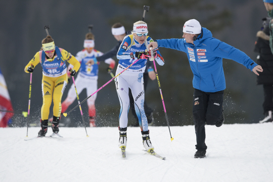 핀란드의 카이사 메케레이넨이 11일 밤(한국시간) 독일 루폴딩에서 열린 IBU 월드컵 5차 대회 바이애슬론 여자 개인 15㎞에서 레이스 도중 힘겨워하자 코치가 달려와 물병을 건네주고 있다.