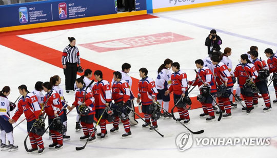 (강릉=연합뉴스)  6일 오후 강원 강릉시 강릉하키센터에서 열린 ‘2017 국제아이스하키연맹(IIHF) 여자 세계선수권대회 디비전 2그룹 A’ 한국과 북한의 경기가 끝난 뒤 선수들이 악수하고 있다. 2017.4.6