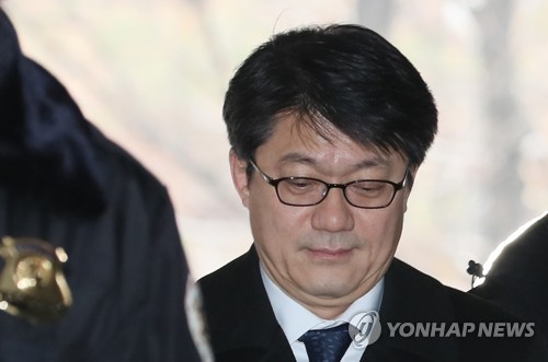 (서울=연합뉴스) 이명박 정부 시절 국가정보원으로부터 불법 자금을 수수한 혐의(특정범죄가중처벌법상 뇌물수수)를 받는 김진모 전 민정2비서관이 16일 오전 서울 서초구 서울중앙지방법원에서 열린 영장실질심사에 출석하기 위해 법정으로 향하고 있다. 2018.1.16