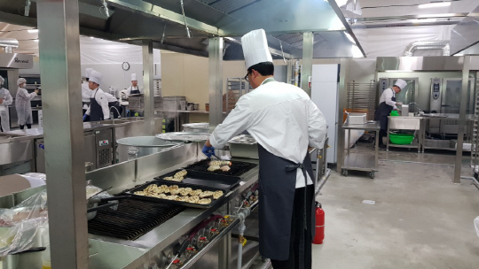 15일 강원 강릉시 선수촌로 선수촌식당 내 조리장에서 요리사들이 선수단에게 제공할 음식을 만들고 있다.