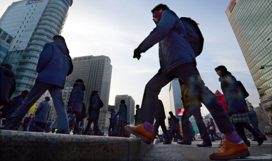 사람은 홀로 존재할 수 없으며 관계 속에서 만들어진다. 관계는 자신의 결핍을 응시하고 인정할 때 자유자재해진다고 철학 등 인문학은 설파한다. 사진은 분주하게 출근하고 있는 직장인들.    신창섭 기자 bluesky@